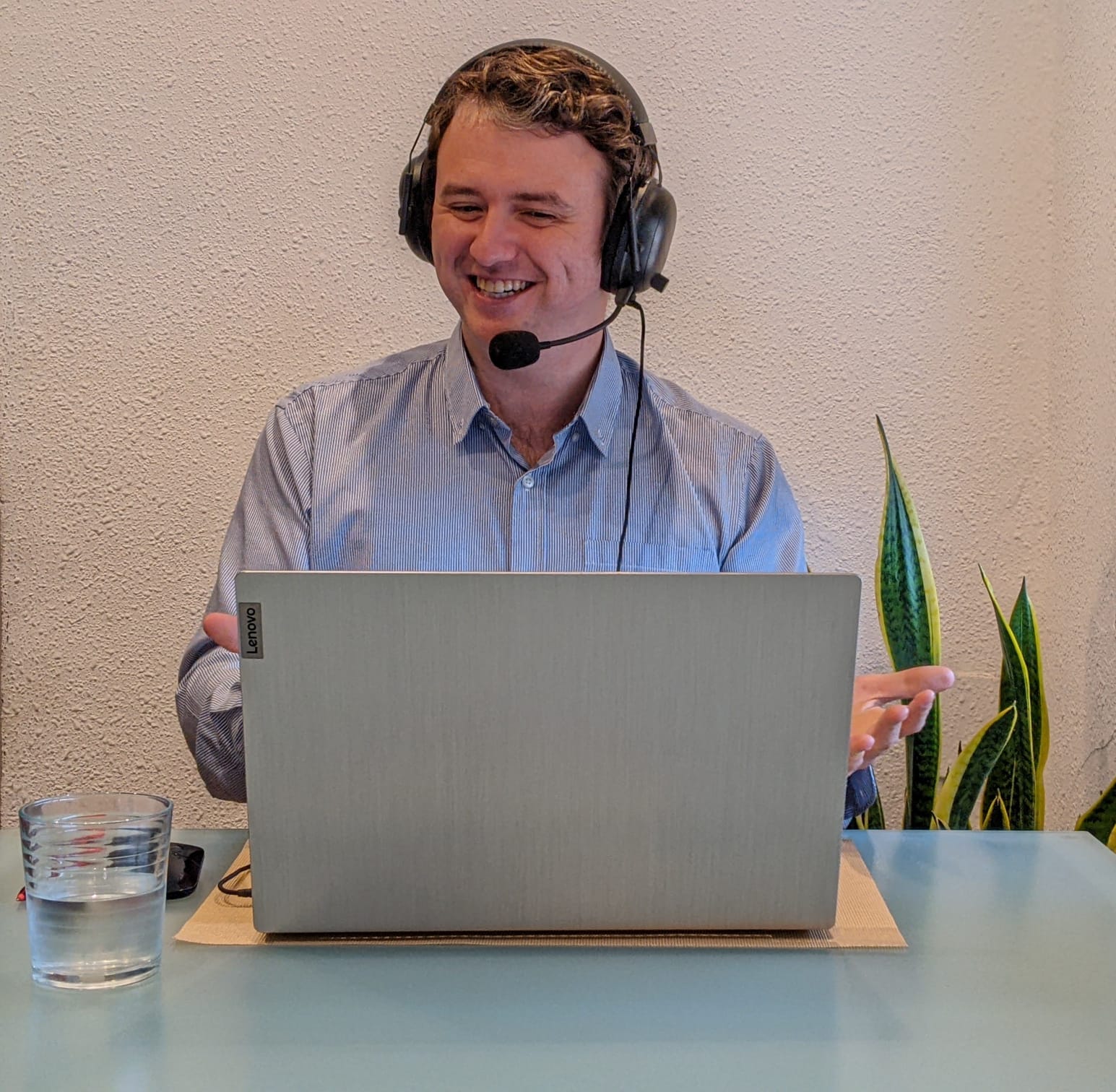 VALEnglish instructor running an intensive online business English session